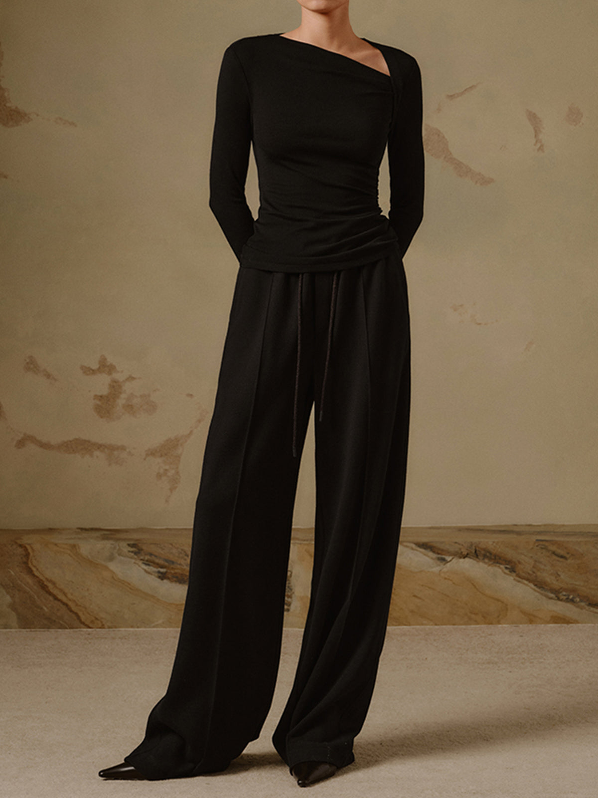 Selina – Bluză cu Mână Lungă Asimetrică și Ripsată